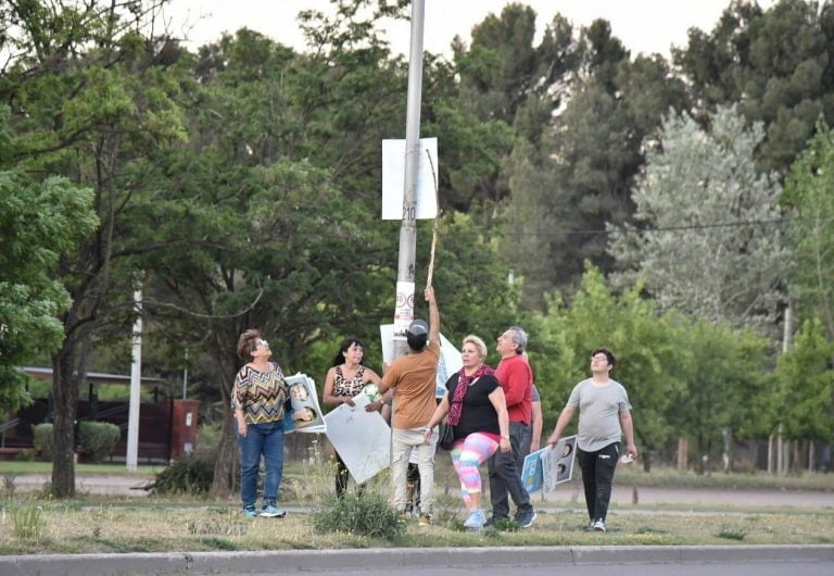 La militancia del PJ en Santa Rosa salió a recuperar los carteles de plástico y los donarán al programa de reciclado del Garrahan