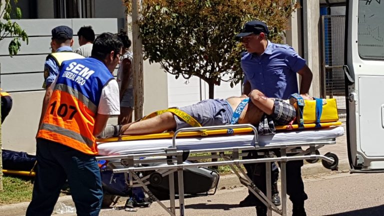 Dos jóvenes muy golpeados tras chocar una columna de alumbrado con la moto