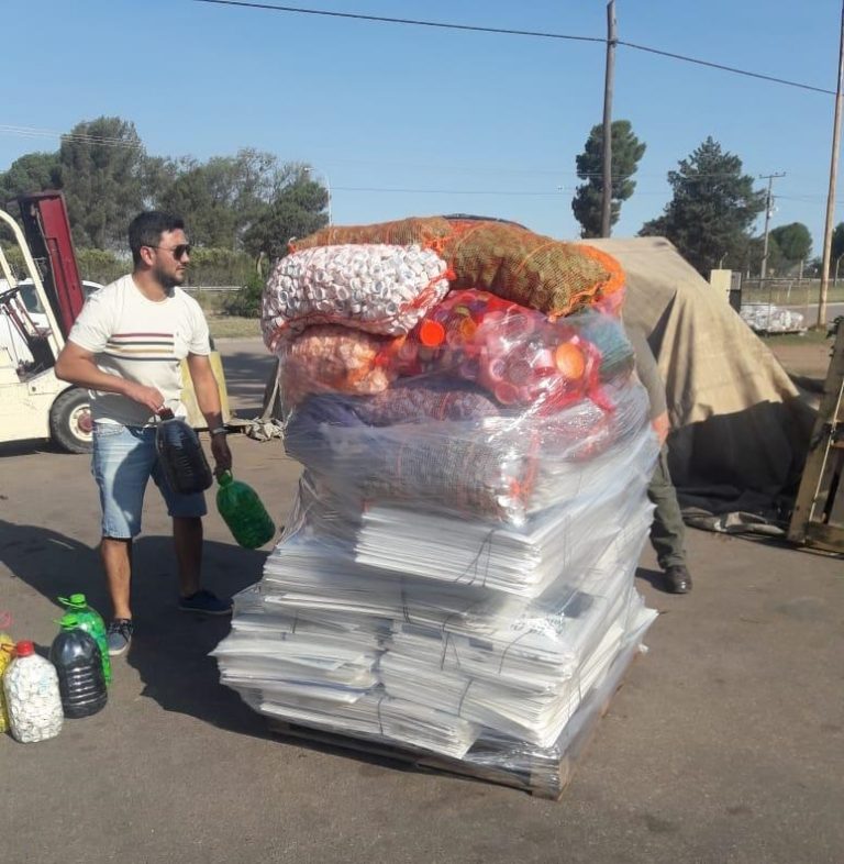 La militancia del PJ donó carteles de plástico y tapitas al programa de reciclado del Hospital Garrahan