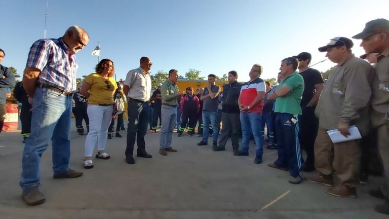 El intendente y funcionarios se reunieron con los trabajadores municipales en el corralón para intentar destrabar el conflicto