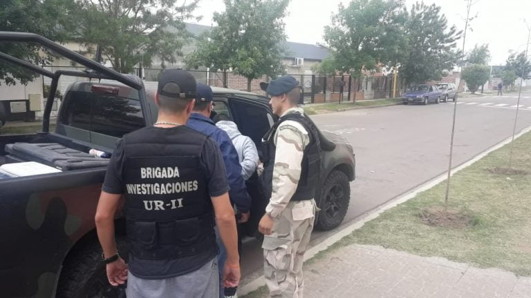 Detuvieron a cuatro personas en un puesto caminero por tener documentación adulterada: Dos de ellos eran peruanos, tenían pedido de detención y habían robado en General Pico