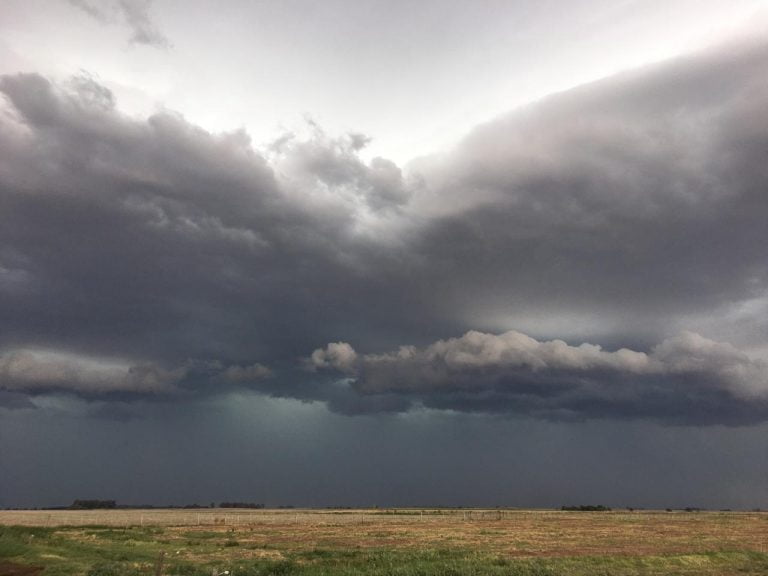 Así se ven las nubes de tormenta desde un campo ubicado entre Dorila y Agustoni