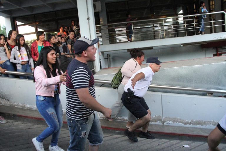 Mirá el video: En medio de gritos e insultos, así llegaba el profesor de baile al Juzgado piquense