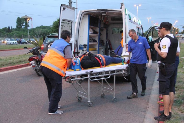 Choque entre camioneta y moto en calle 9 entre 124 y 300: Un hombre fue hospitalizado