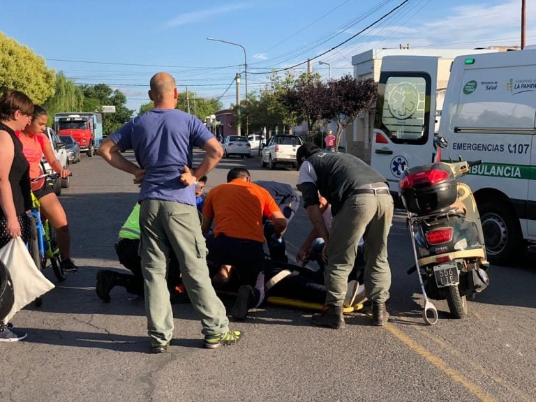 Una motociclista chocó a una camioneta desde atrás y se cayó: La mujer fue hospitalizada