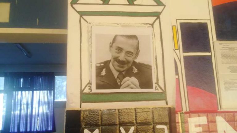 Pegaron una foto de Videla sobre un mural de un secundario de Neuquén