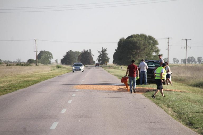 Una camioneta volcó su tolva en la Ruta 101 a 12 kilómetros de General Pico: Piden circular con precaución