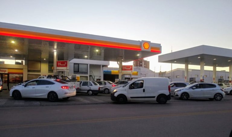 Este domingo aumentan las naftas: Filas en YPF y Shell para cargar combustible