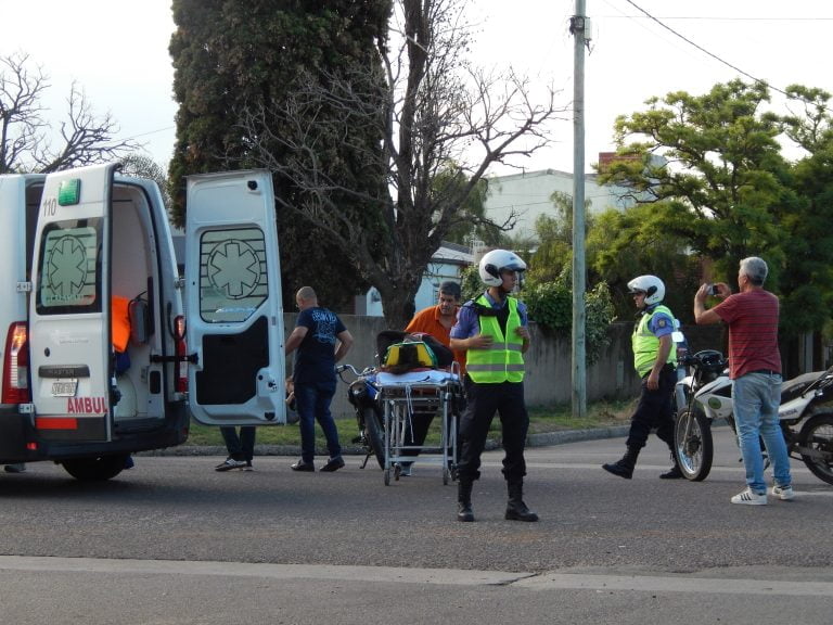 Otro accidente protagonizado por un auto y una moto en calle 4 y 103: Una mujer terminó hospitalizada