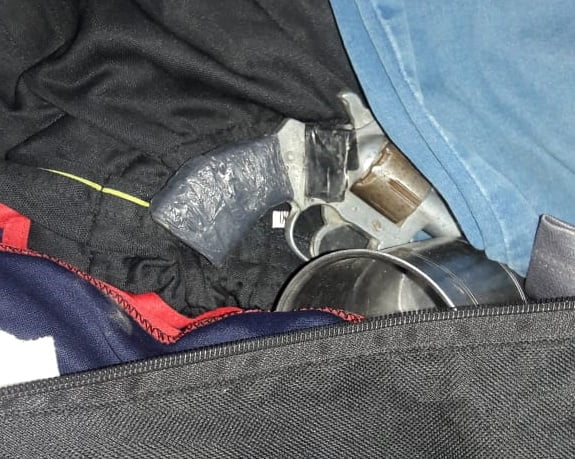 Tras control en ruta la policía demoró un pasajero que se dirigía a Neuquén  y que llevaba en el bolso un revólver y un cuchillo
