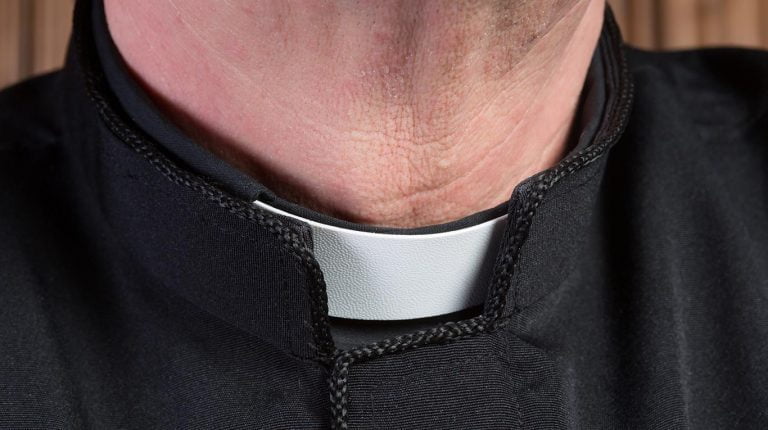 Una nena de 11 años grabó cuando un sacerdote abusó sexualmente de ella en Italia