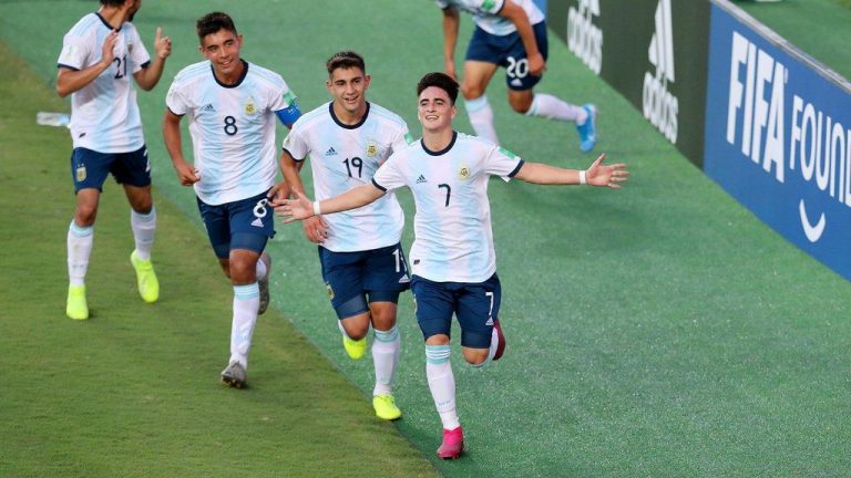 Con un lujo impresionante de Matías Palacios, Argentina derrotó 3-1 a Tayikistán y espera rival en los octavos de final del Mundial Sub 17