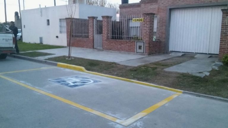 Obligaron a la Municipalidad de Santa Rosa a pintar un cebrado para estacionamiento exclusivo frente a la casa de una persona con discapacidad certificada