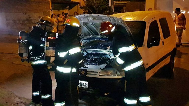 Principio de incendio en  una camioneta Partner