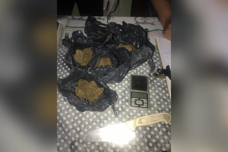 Operativo antidrogas en Santa Rosa: Detuvieron a una mujer y su hijo de 18 años y secuestraron marihuana