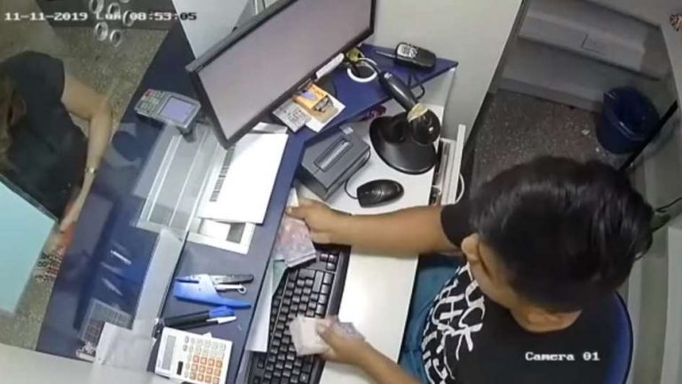VIDEO: Así le roba un cajero de RapiPago a una clienta en Córdoba