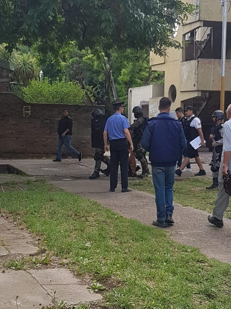 Por amenazar a una mujer demoran dos personas y secuestran arma blanca