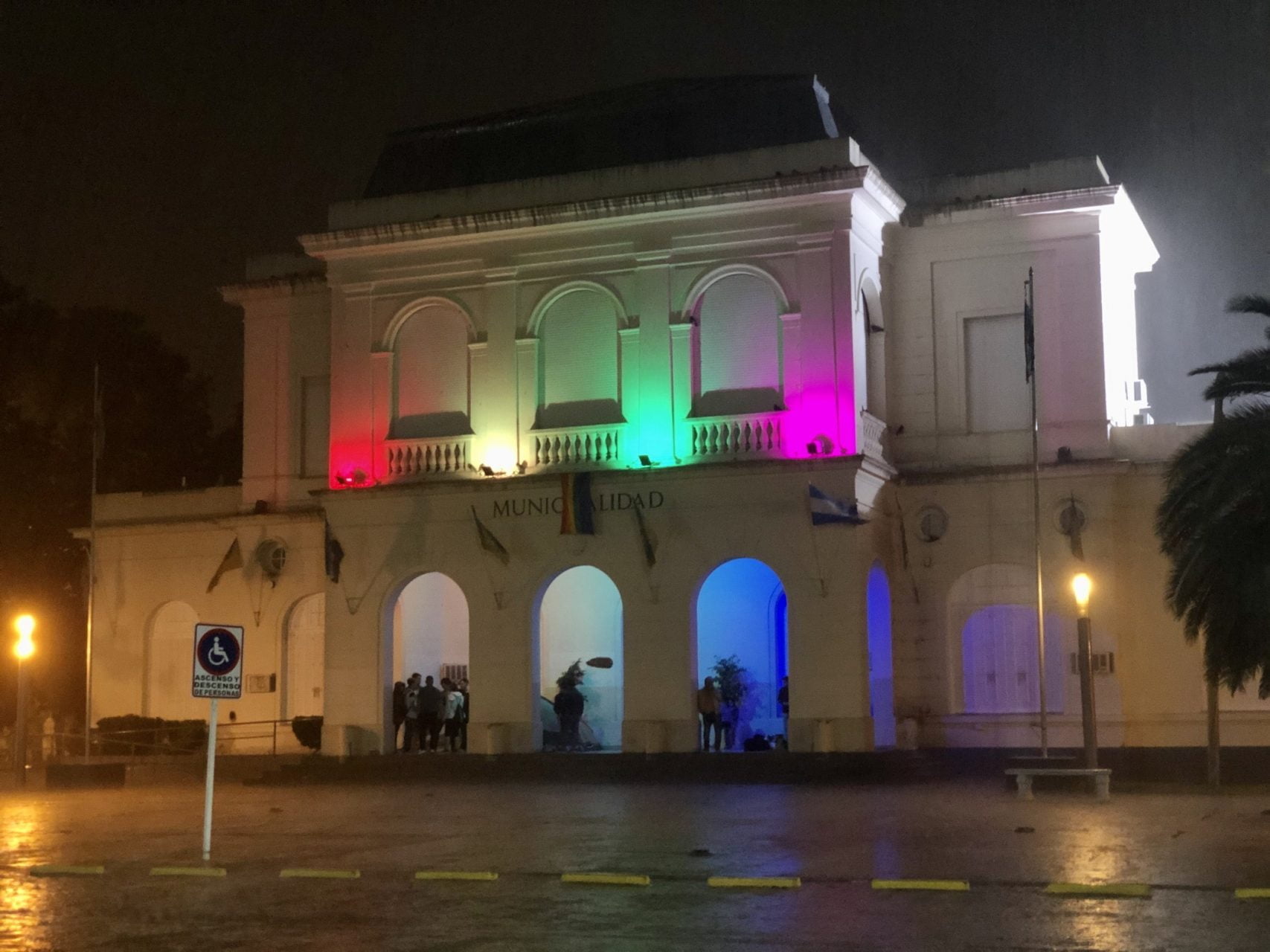Con luces de colores que representan al Colectivo LGTBIQ, la Municipalidad apoyó la Marcha Nacional del Orgullo