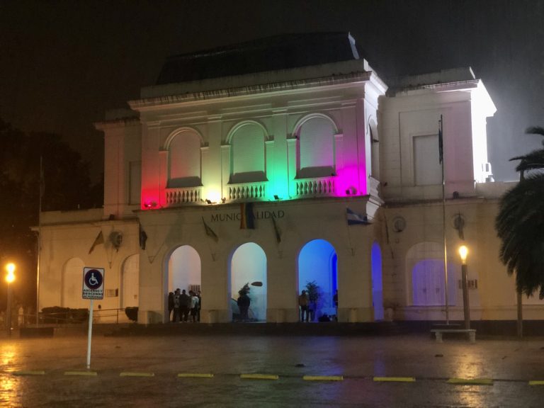 Con luces de colores que representan al Colectivo LGTBIQ, la Municipalidad apoyó la Marcha Nacional del Orgullo