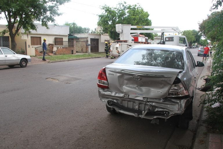 Accidente en calle 5 entre 32 y 34: Dio marcha atrás a toda velocidad y derribó un tapial, rompió una casilla de gas y una bajada de luz
