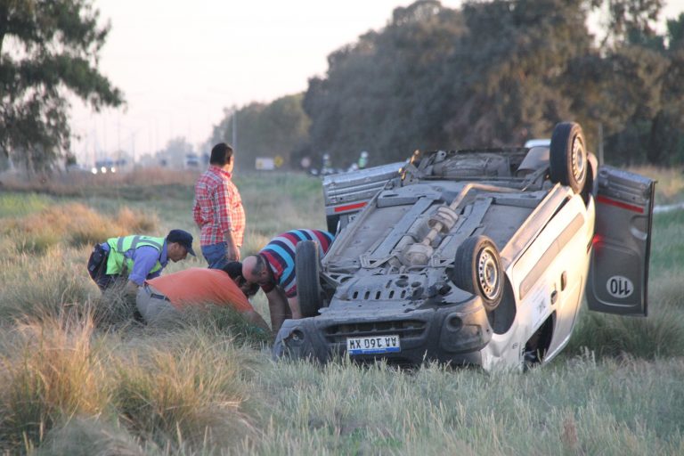 Gravísimo accidente:  Choque y vuelco de dos autos a escasos metros de General Pico