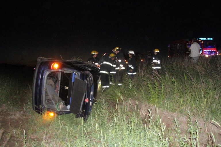 El conductor de un auto quiso esquivar un montículo de basura y protagonizó un vuelco a 1 kilómetro de la rotonda que va a Trebolares