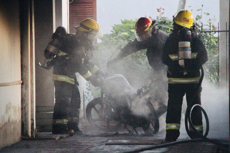 Se incendió una moto y afectó la trompa de un auto