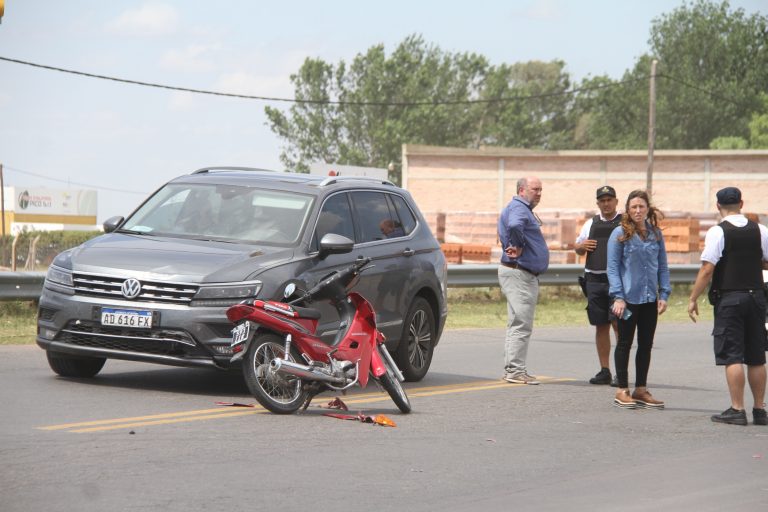 Una motociclista se chocó una camioneta, se fugó y dejó tirado a su acompañante