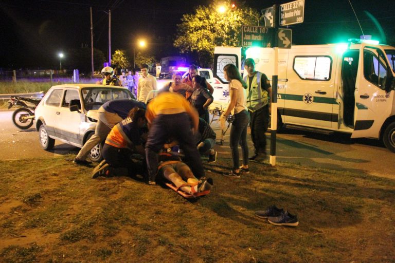 Un motociclista gravemente herido tras chocar y quedar debajo de un auto