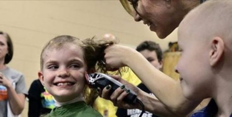 Historia inspiradora: Un niño de 7 años se rapa para que su amigo enfermo de cáncer no sea el único sin pelo