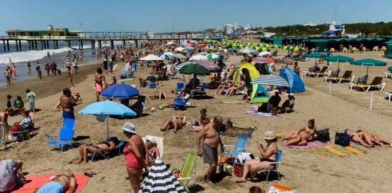 En Pinamar prohíben fumar en la playa, quieren evitar el humo y las colillas tiradas en la arena