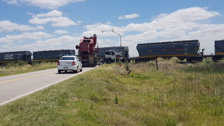Un camión chocó contra un tren a unos 36 kilómetros de General Pico