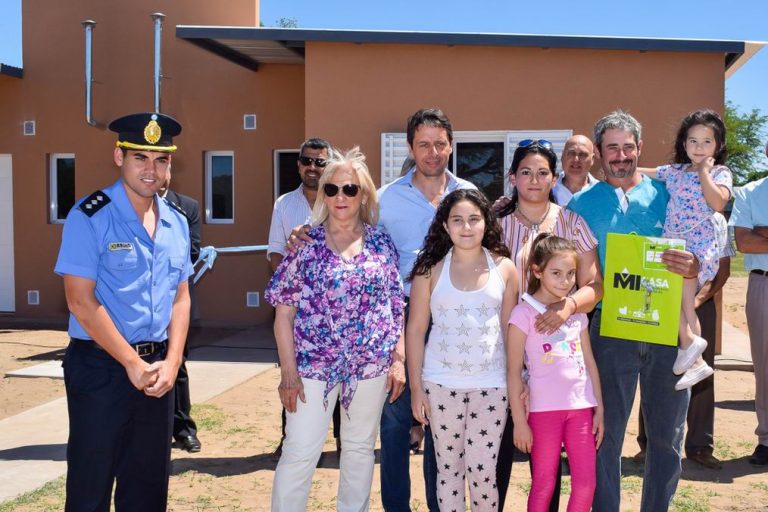 Entregaron cuatro viviendas en Ataliva Roca