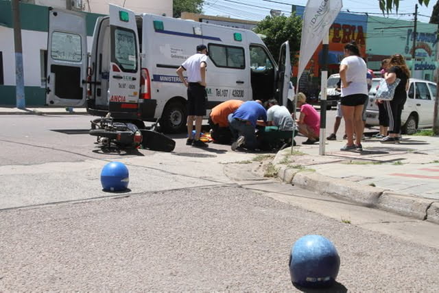 Pasaron a terapia intensiva a la mujer embarazada que iba en moto y fue embestida por un auto
