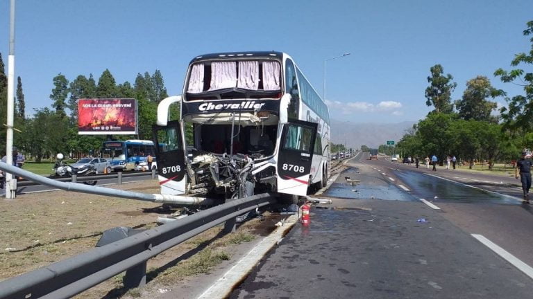 Otro accidente en la ruta con un micro de pasajeros: El chofer perdió el control, chocó a dos autos y hay 20 personas heridas