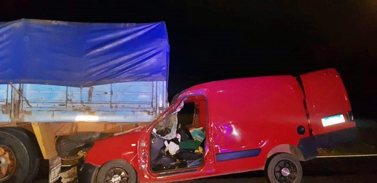 Grave accidente en ruta 188: Una mujer que conducía una Kangoo chocó un camión cargado con varillas de acero