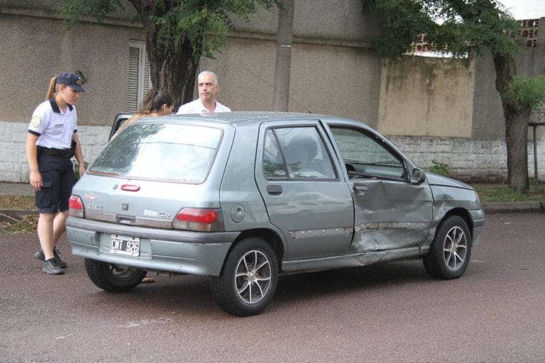 Fuerte choque entre dos vehículos