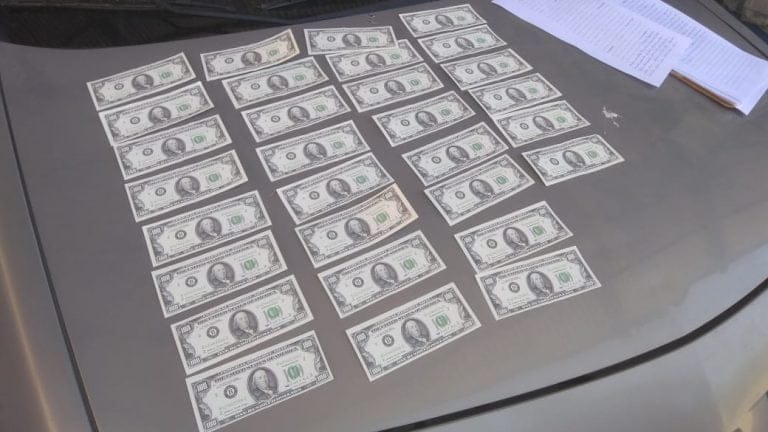 General Pico: Encontraron 3.000 dólares falsos en una requisa vehícular