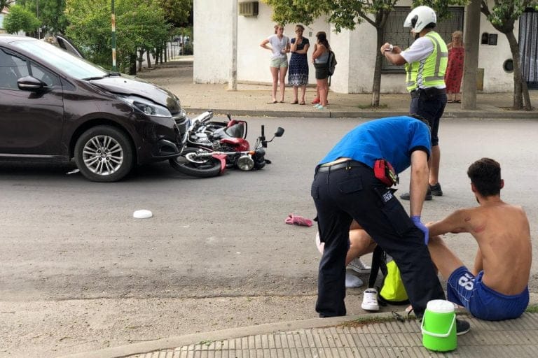 Moto fue arrastrada unos 8 metros y su conductor fue hospitalizado