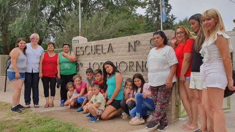 Pequeñas delicias de la escuela pública: En La Pampa, una familia completa logró terminar la primaria este año