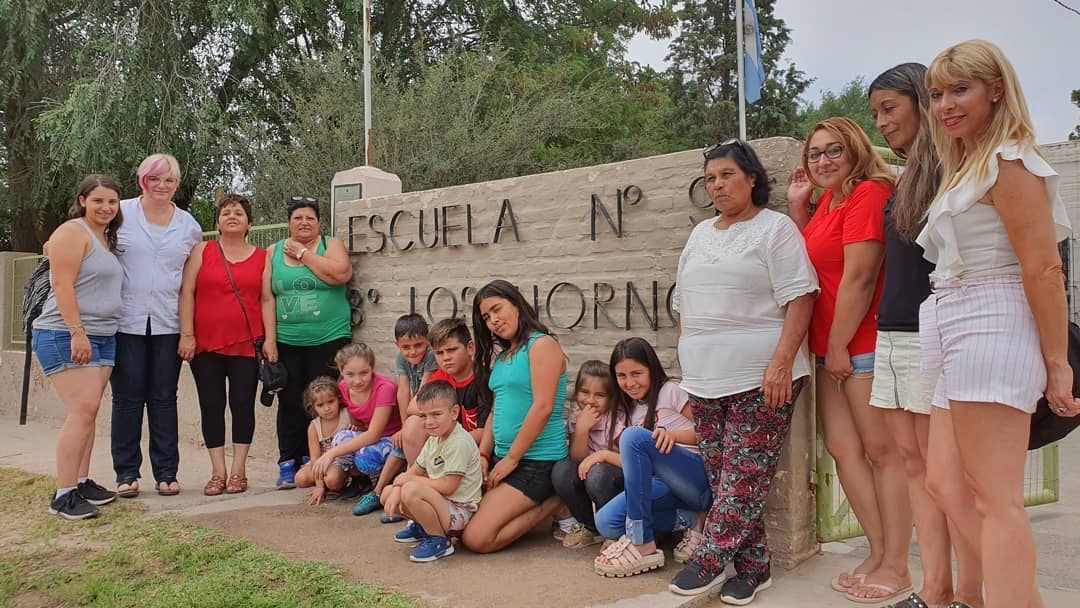 Pequeñas delicias de la escuela pública: En La Pampa, una familia completa logró terminar la primaria este año