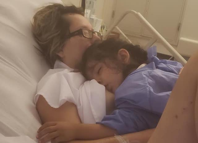 Mujer sale de un coma tras escuchar la voz de su hija Mujer sale de un coma tras escuchar la voz de su hija