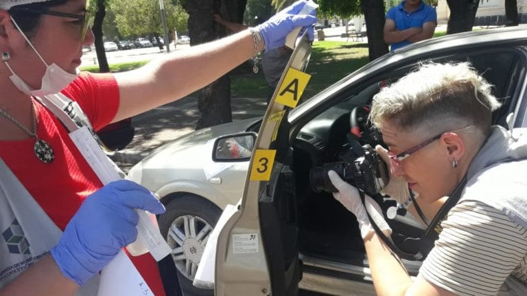 Secuestran y requisan un auto, pero sigue prófugo quién apuñaló salvajemente a otra persona en la tarde de lunes