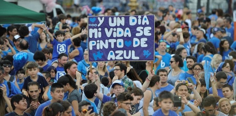 “Arbolitos azules”: Conocé la campaña solidaria para que personas con autismo no sufran por la pirotecnia