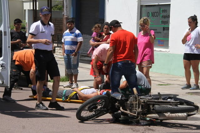 Grave Accidente: Una mujer embarazada iba en moto y fue embestida por un auto
