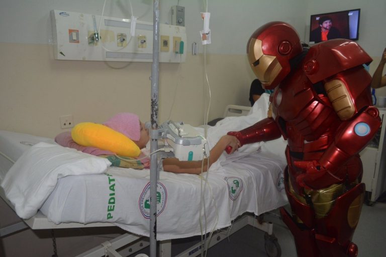 ¡Hermoso gesto!: Mañana “Iron Man” visitará a los niños internados en el Hospital Gobernador Centeno