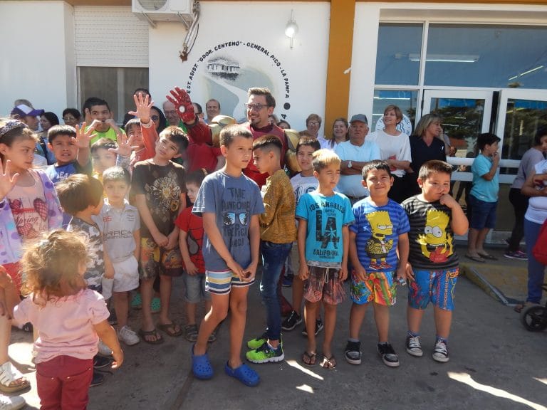 La felicidad de los niños del Hospital Gobernador Centeno tras la llegada de “Iron Man”