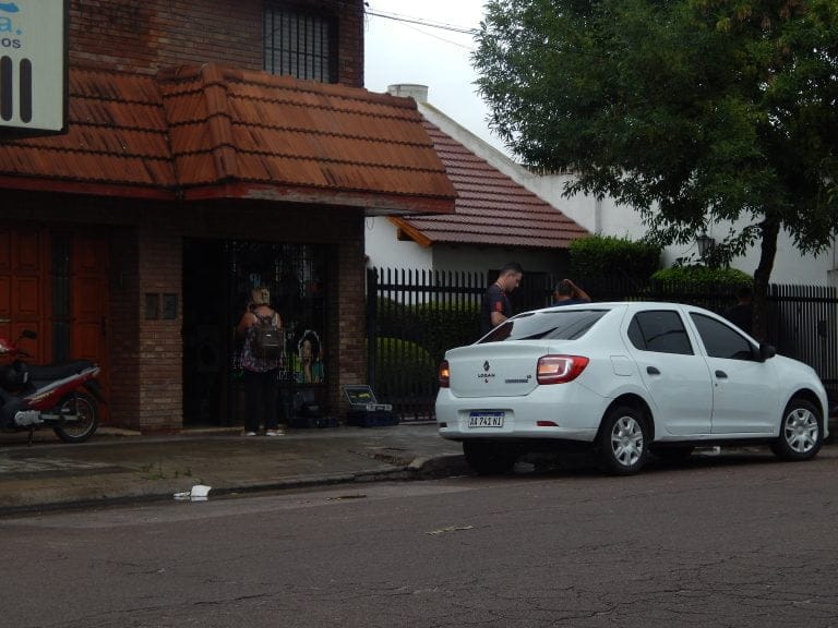 Delincuentes forzaron la reja  de un comercio y se llevaron alrededor de 30 teléfonos celulares