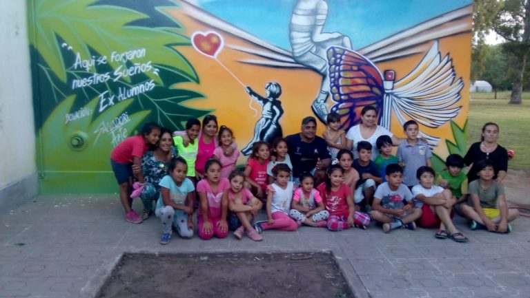 Un grupo de 30 ex alumnos, donaron un mural para la Escuela Hogar de Ojeda
