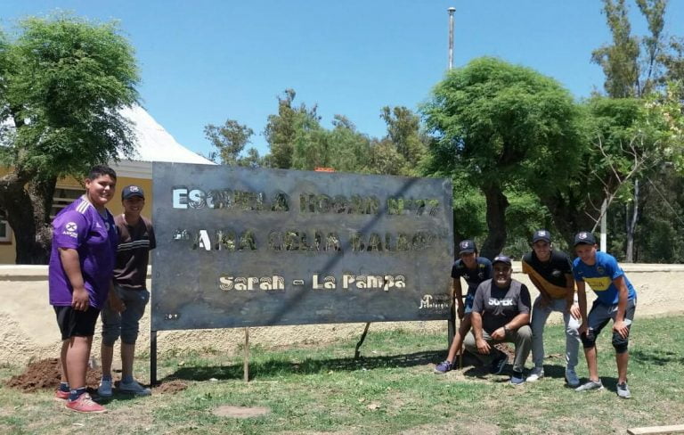 La Escuela Hogar 77 de Sarah estrena cartelería de acceso